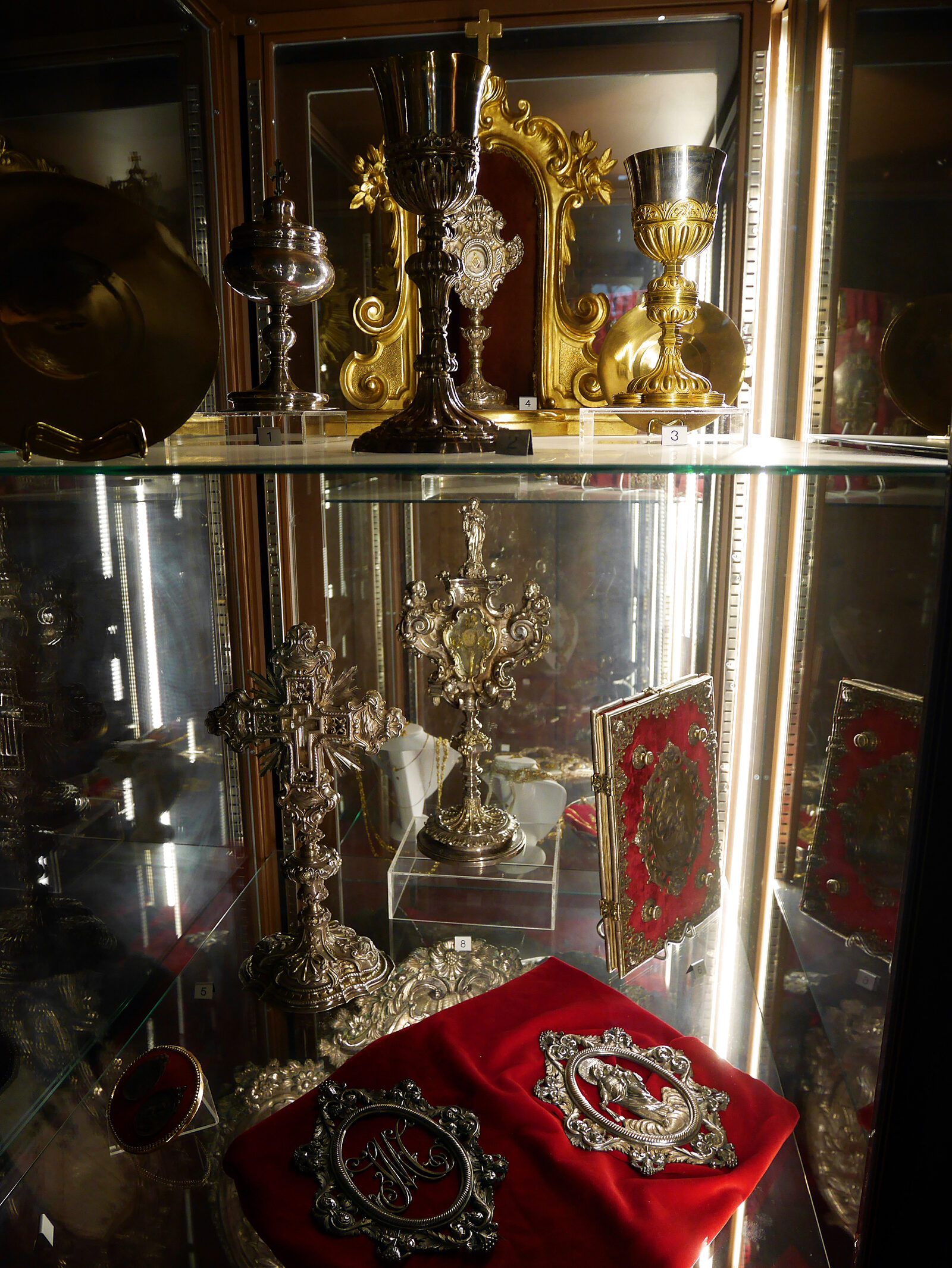 Scuola Grande dei Carmini : The Treasury showcases the rich heritage of goldsmithing and silverware that the brotherhood possessed before the Napoleonic dispersals