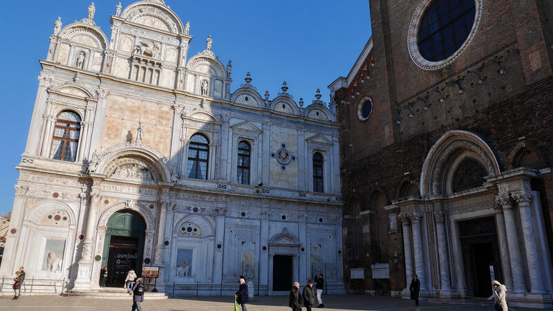 Scuola Grande di San Marco : 스쿠올라의 화려한 외관이 인접한 Santi Giovanni e Paolo의 소박한 벽돌과 대조된다