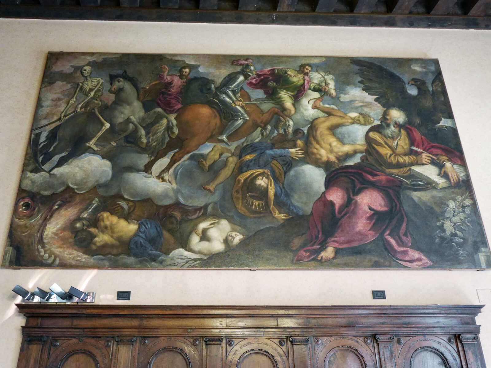 Scuola Grande San Giovanni : Quizá el cuadro que impresiona de inmediato sea Los cuatro jinetes del Apocalipsis, con su representación del Infierno como un aterrador monstruo marino que escupe fuego y abre unas fauces enormes. Muestra a San Juan contemplando las icónicas figuras apocalípticas de los cuatro jinetes: Conquista, Guerra, Hambre y Muerte.