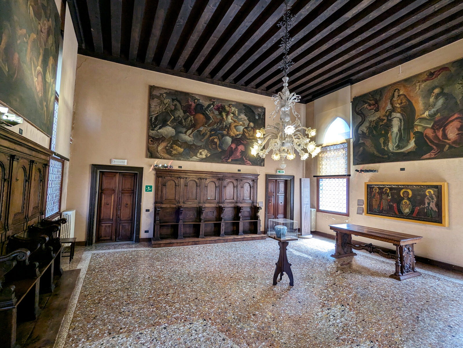 Scuola Grande San Giovanni : Aquí, cuatro impresionantes pinturas de Palma Giovane representan 'Episodios del Apocalipsis'