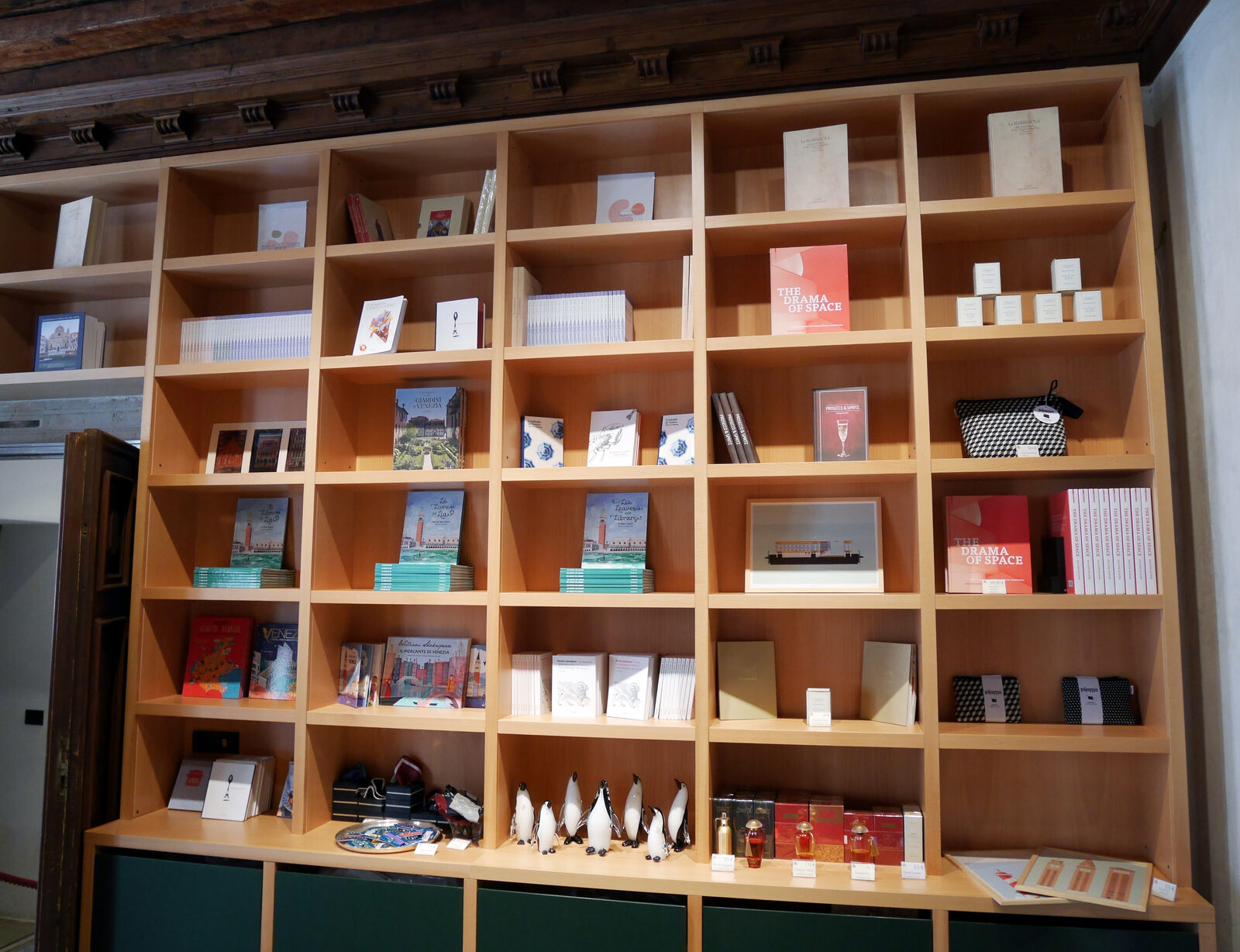 Scuola Grande San Giovanni : La visita termina en una librería moderna y bien surtida, con muchos artículos para los amantes del arte.