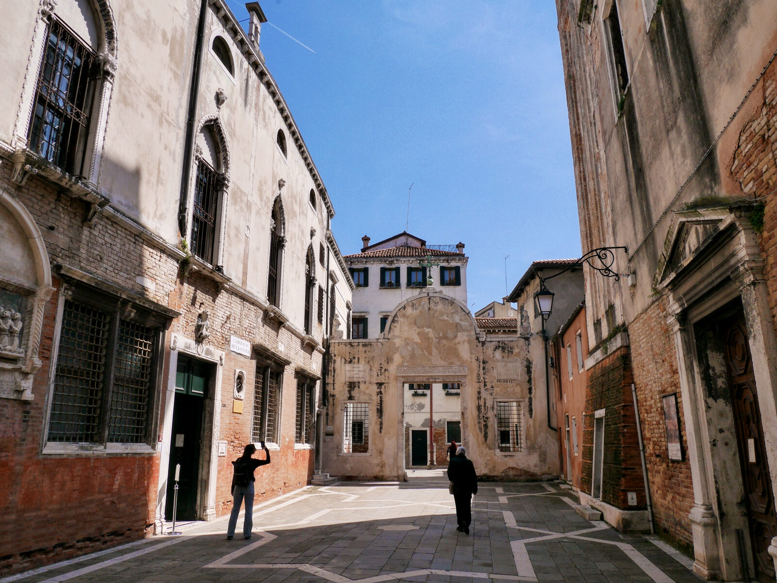 Scuola Grande San Giovanni : Vista hacia atrás del portal de mármol desde la pequeña plaza entre la Scuola a la izquierda y la iglesia de San Giovanni Evangelista a la derecha