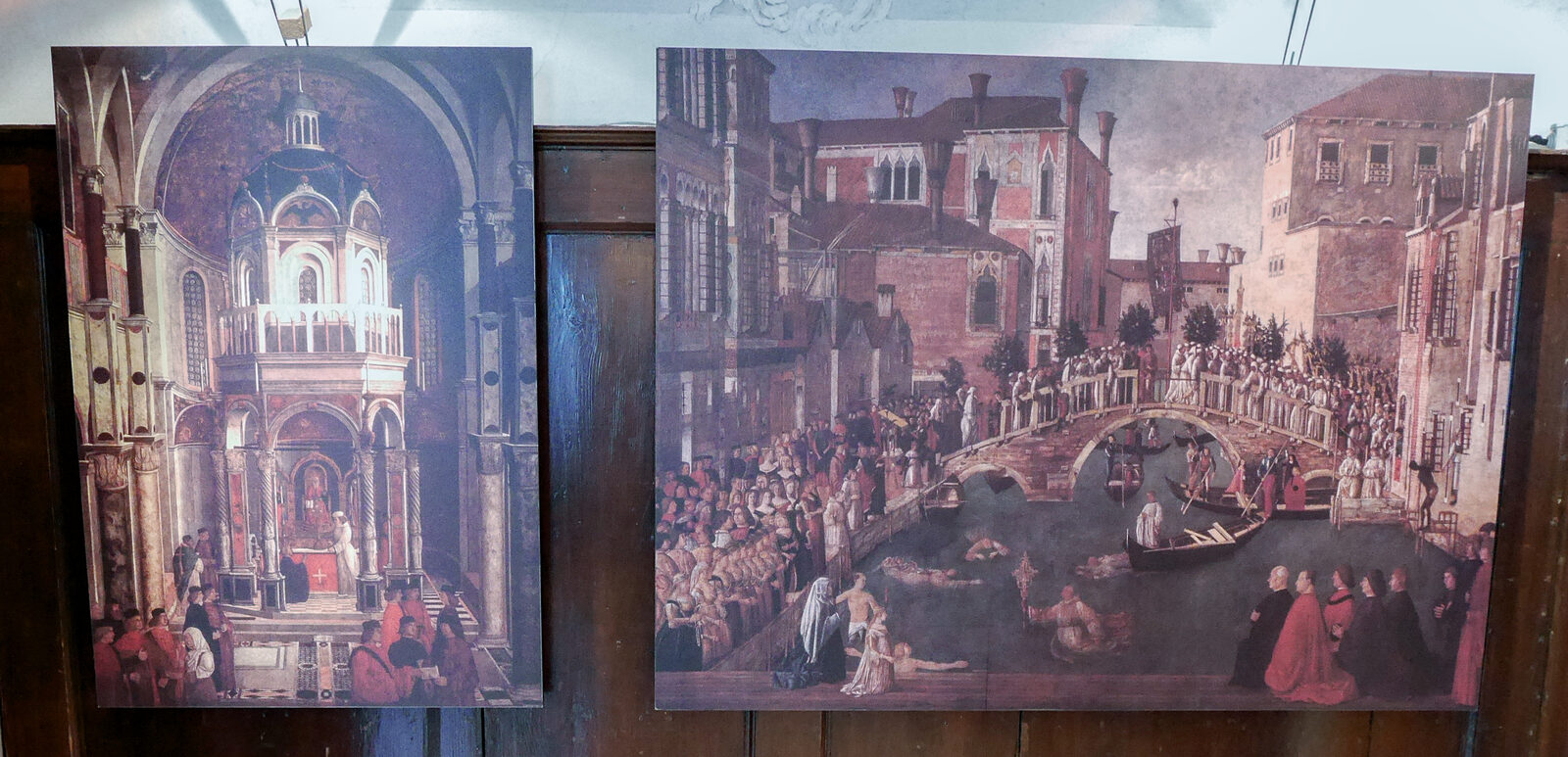 Scuola Grande San Giovanni : En la Cancillería se ven reproducciones fotográficas a escala reducida del célebre ciclo de grandes lienzos sobre los Milagros de la Vera Cruz, encargado por la Scuola a finales del siglo XV. Ubicación actual de los originales: Galería de la Academia.