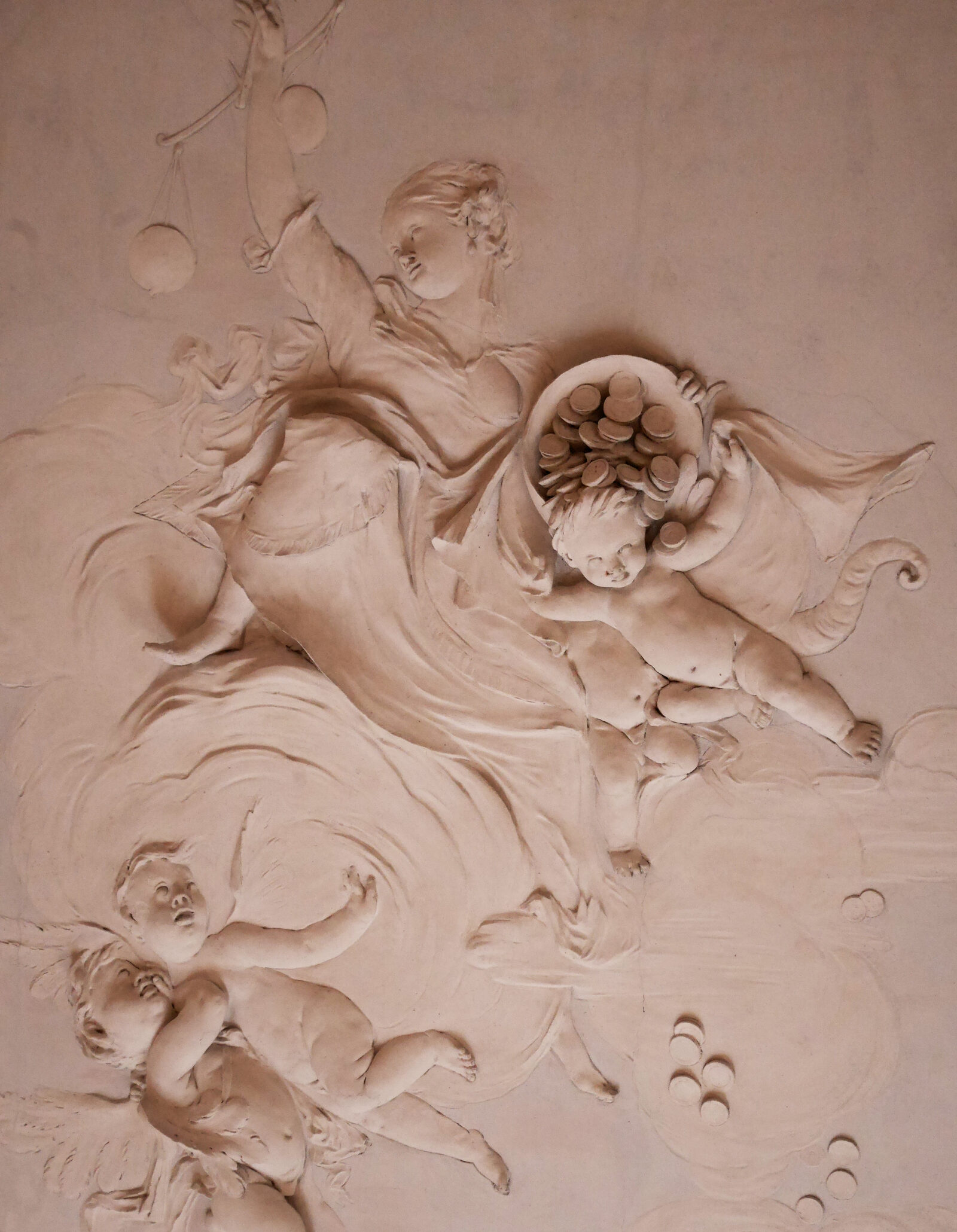 Scuola Grande San Giovanni : La Cancillería también se conoce como la Sala de los Estucos, por los elegantes estucos que cubren la parte superior de las paredes y el techo.