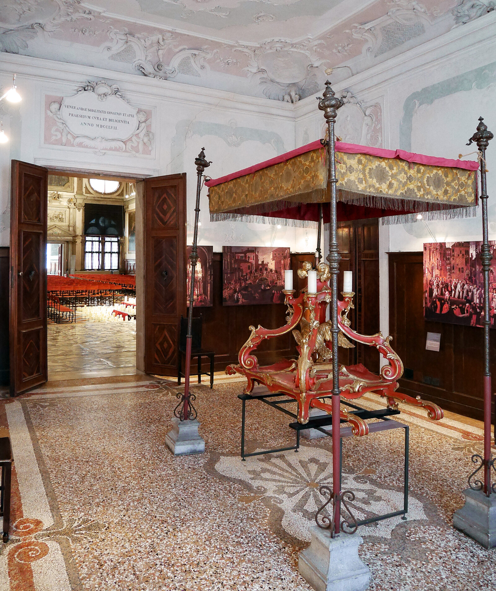 Scuola Grande San Giovanni : La Cancillería, una pequeña sala luminosa justo detrás del muro con el altar de la Sala Capitular