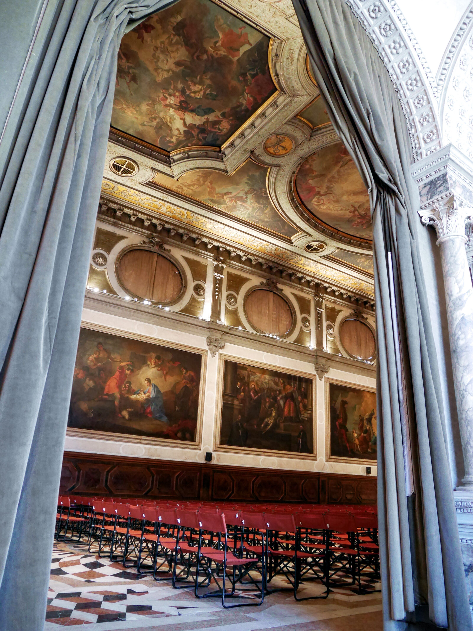 Scuola Grande San Giovanni : Date la vuelta y maravíllate: el portal de la Sala Capitular ofrece el primer vistazo a su extraordinario interior