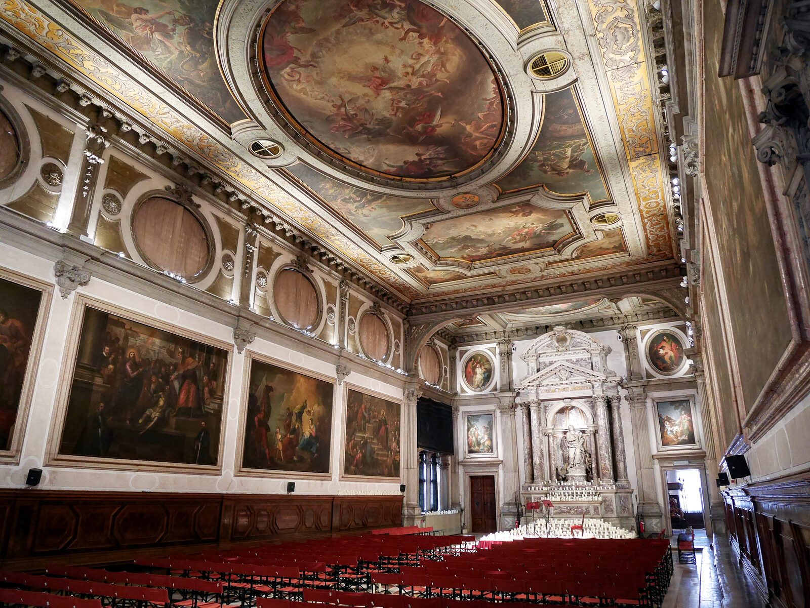Scuola Grande San Giovanni : A partir de 1727, el arquitecto Giorgio Massari hizo elevar cinco metros el techo de la Sala Capitular y añadió doce grandes ventanas ovaladas para dejar entrar más luz