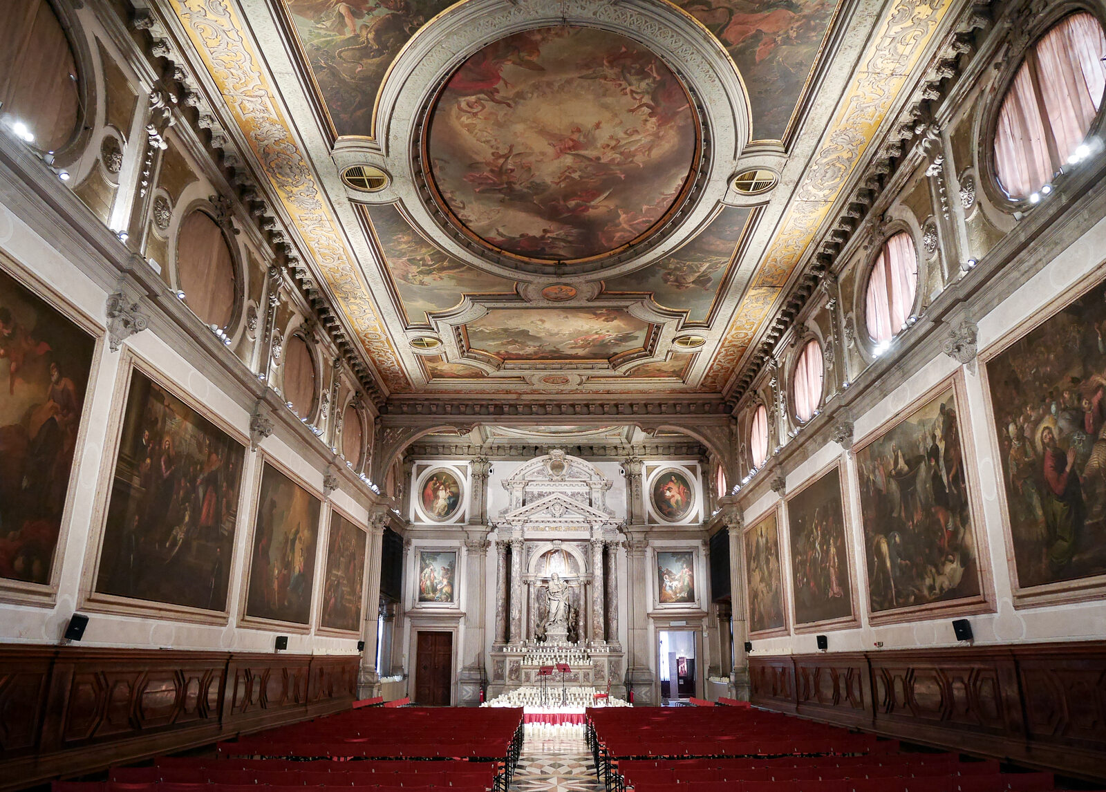 Scuola Grande San Giovanni : La monumental Sala Capitular recibe con una imponente grandeza y hermosas pinturas