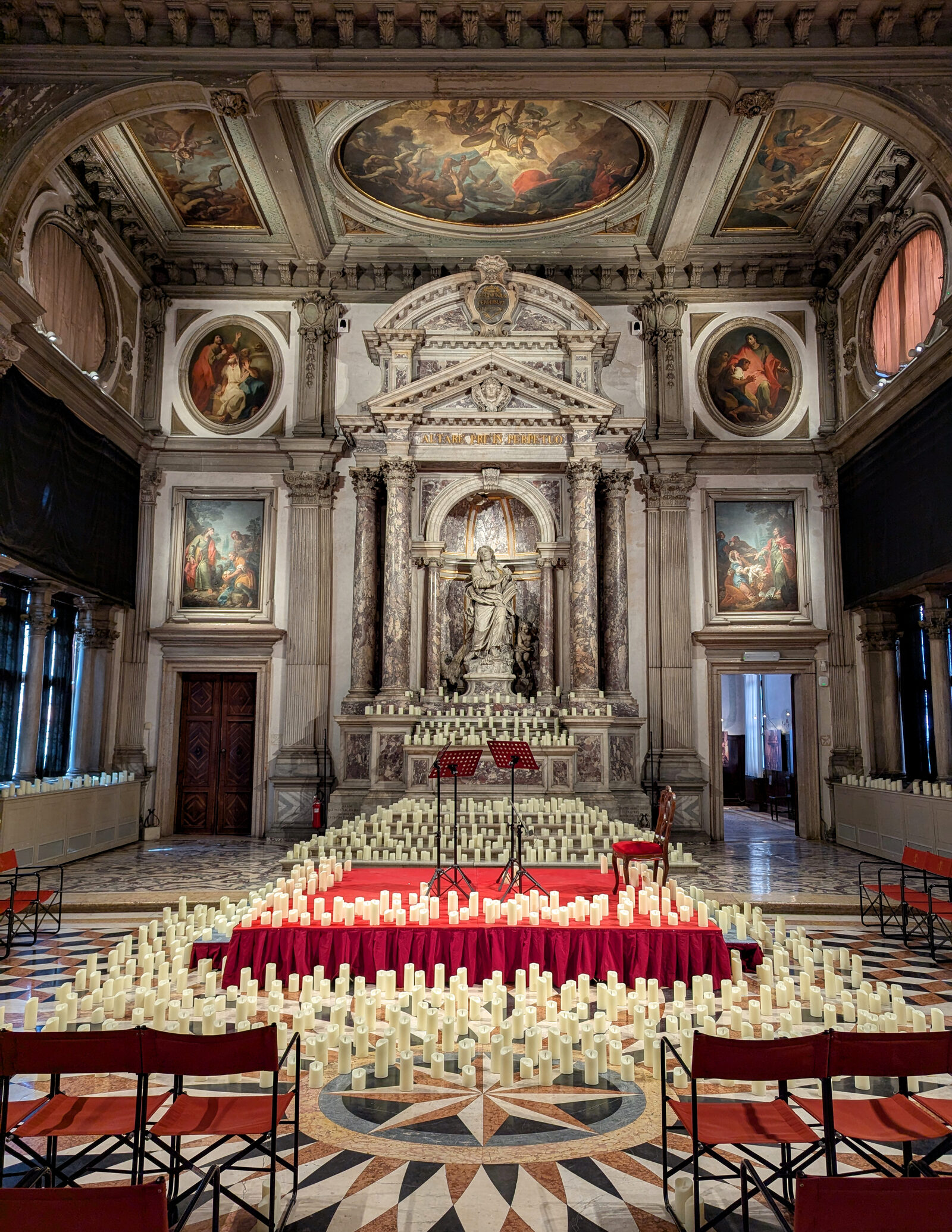 Scuola Grande San Giovanni : La estatua en el extremo occidental de la Sala Capitular representa a san Juan Apóstol, patrón de la Scuola