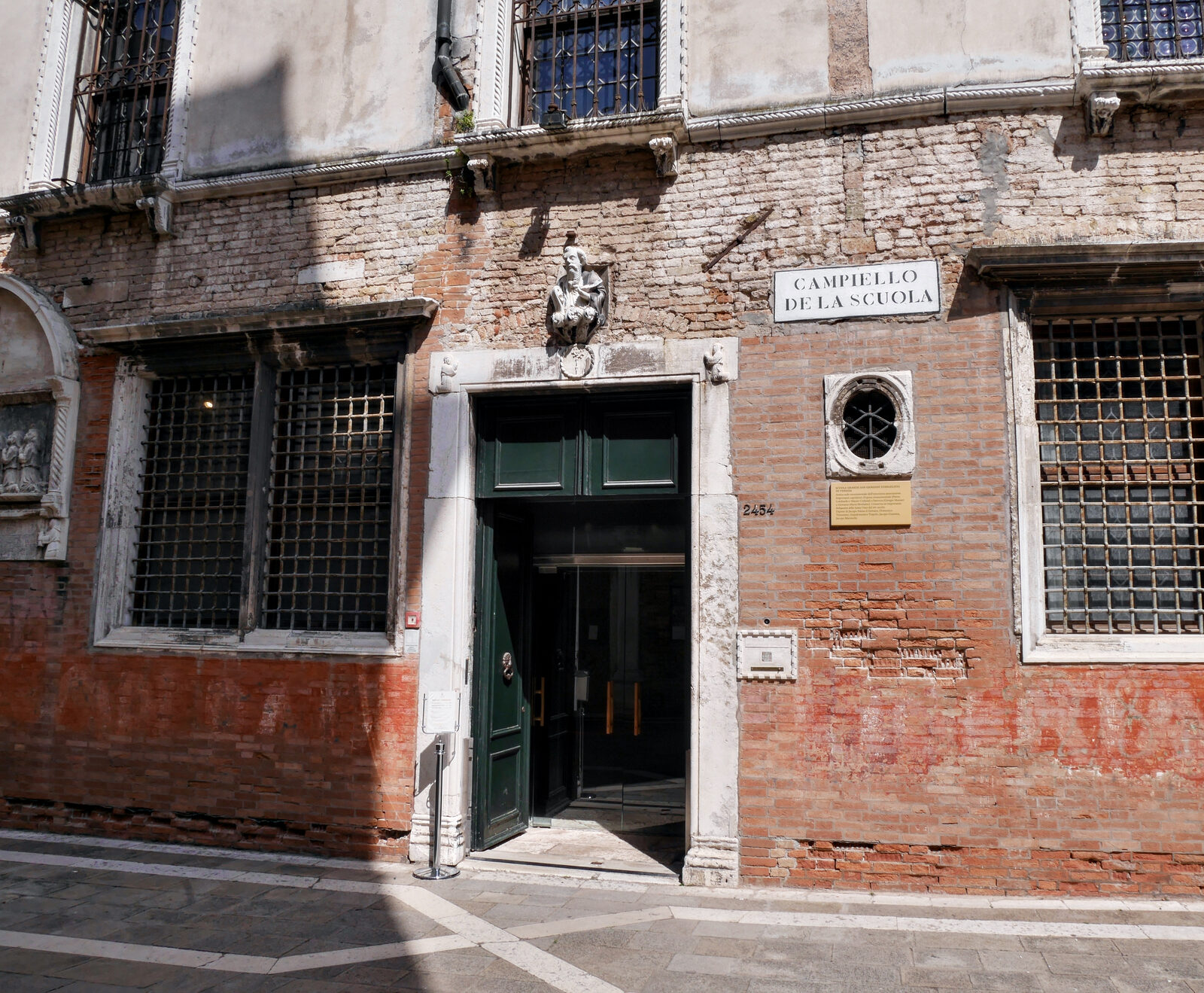 Scuola Grande San Giovanni : La entrada de la Scuola no parece gran cosa, pero espera a ver lo que hay dentro