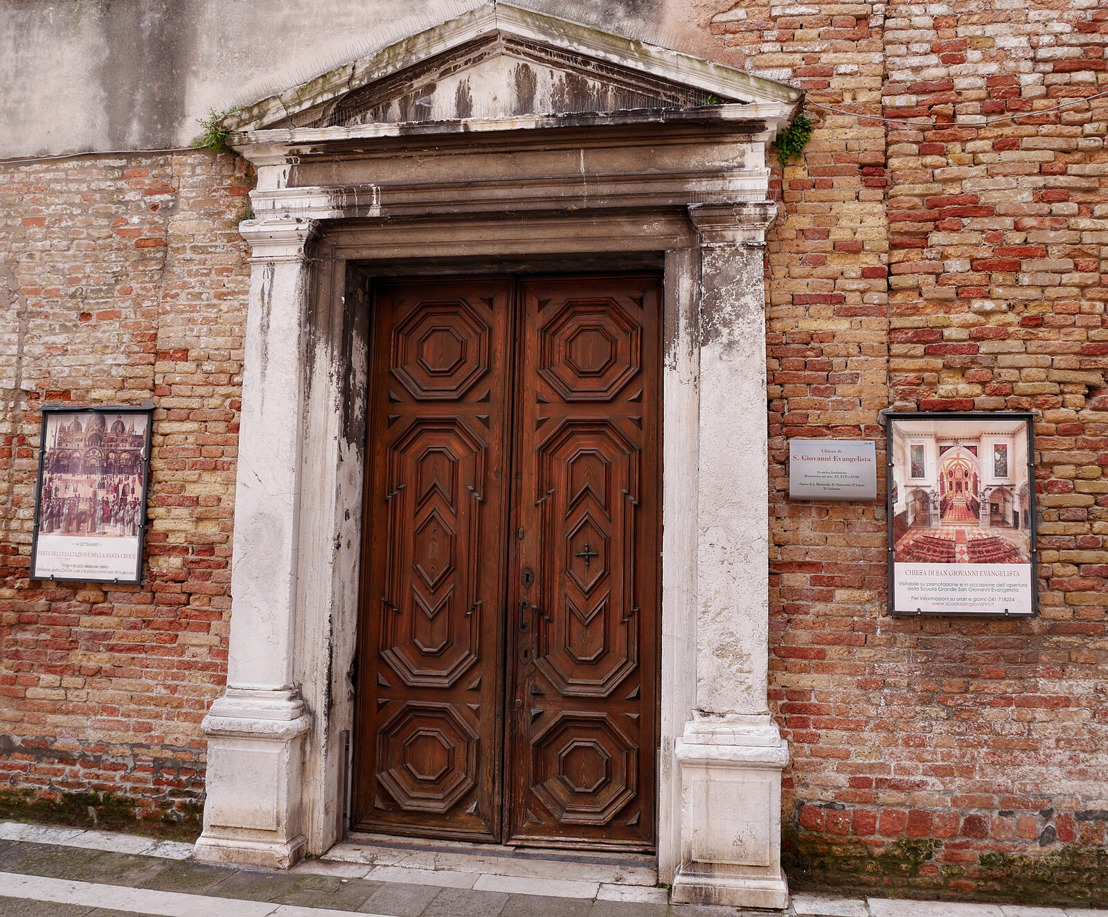 Scuola Grande San Giovanni : Puede merecer la pena empezar la visita entrando en la iglesia junto a la Scuola. La puerta suele estar cerrada, pero puedes pedir la llave en la taquilla.