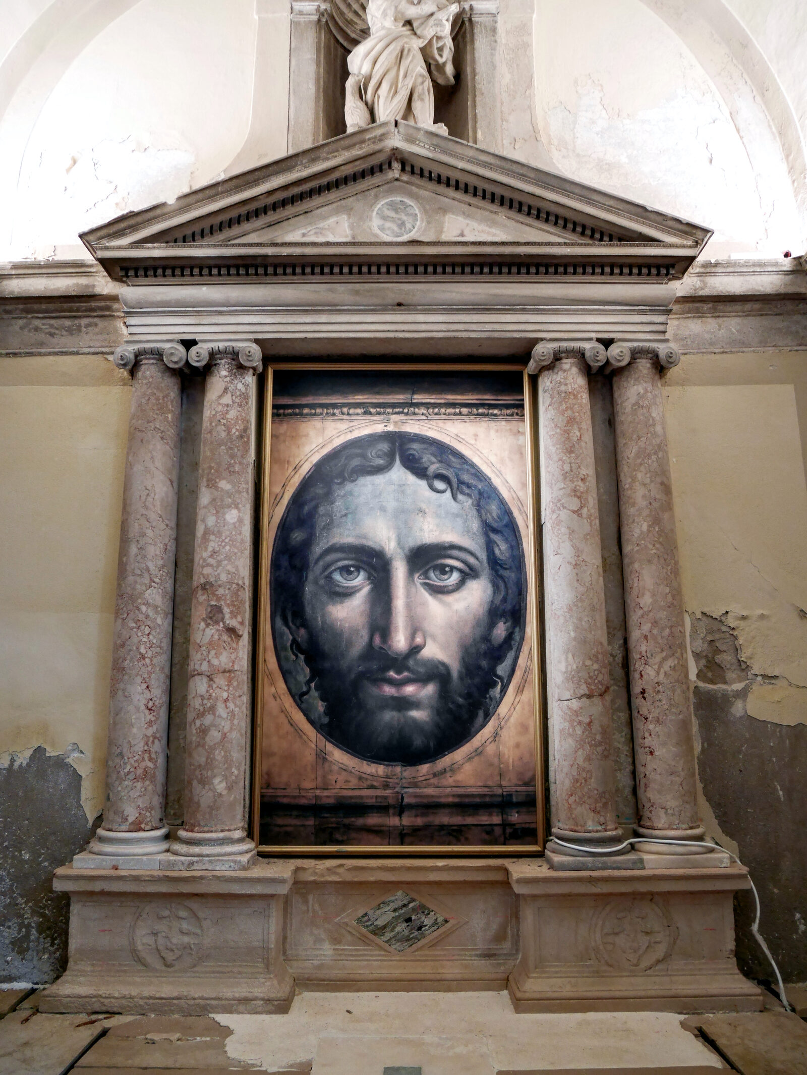 Scuola Grande San Giovanni : Una obra especialmente intrigante: este retrato de Cristo generado por IA del artista neerlandés Bas Uterwijk, conocido por el seudónimo Ganbrood