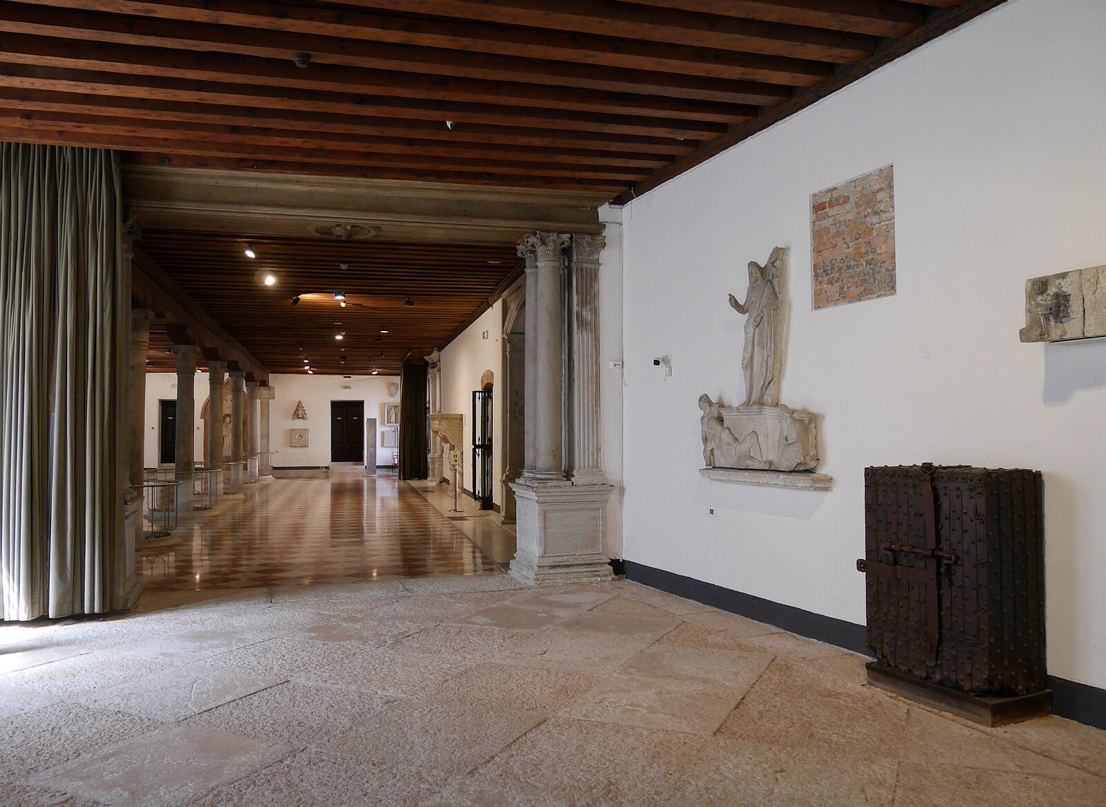 Scuola Grande San Giovanni : De vuelta dentro de la Scuola, la visita comienza en la planta baja, dejando atrás la tienda (y la taquilla)