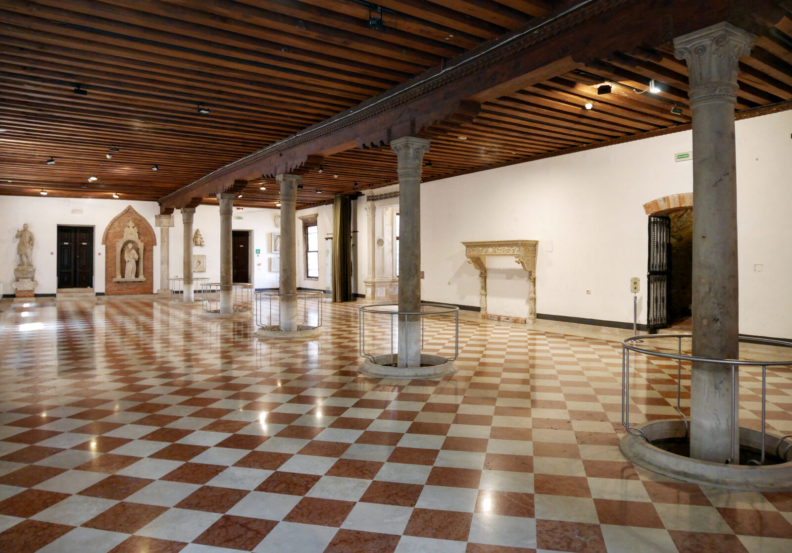 Scuola Grande San Giovanni : La Sala de las Columnas de la planta baja permite ver los niveles de marea marcados en las columnas, en especial la marea alta récord de 1966, que llevó a instalar un nuevo suelo elevado