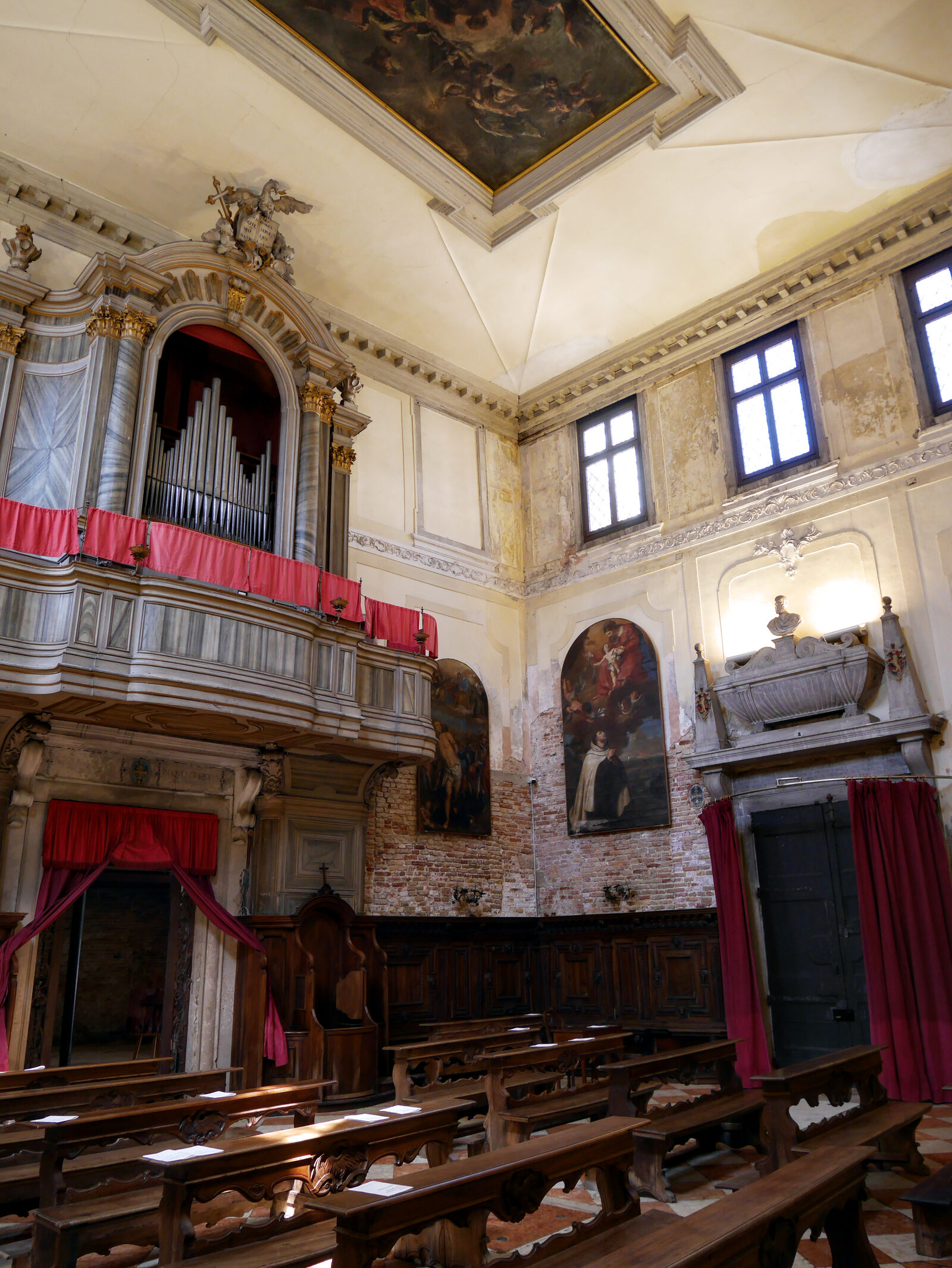 Scuola Grande San Giovanni : Vista hacia el fondo de la iglesia, con el órgano y la entrada a la vista
