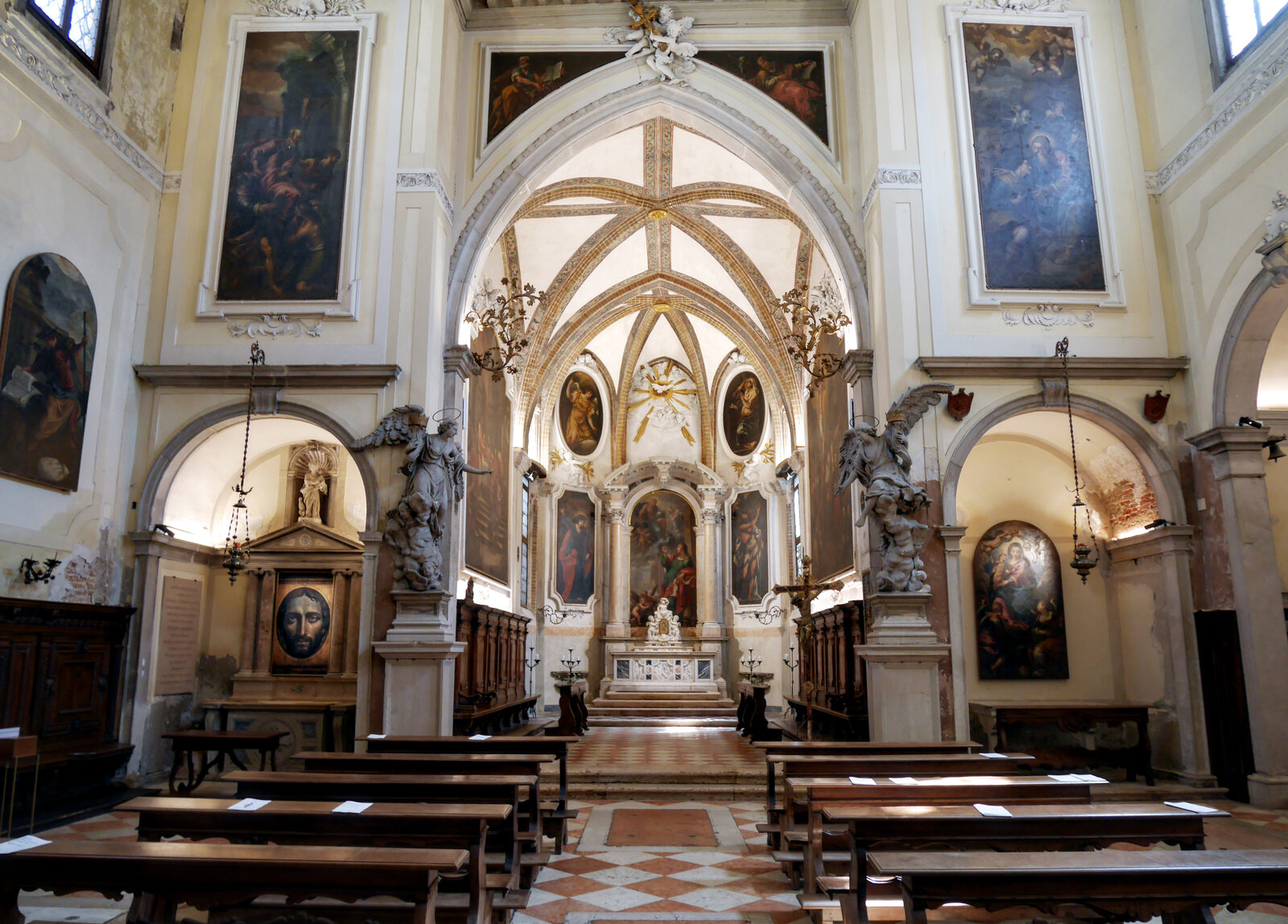 Scuola Grande San Giovanni : En el interior, la iglesia impresiona por su belleza serena y su colección de obras de arte