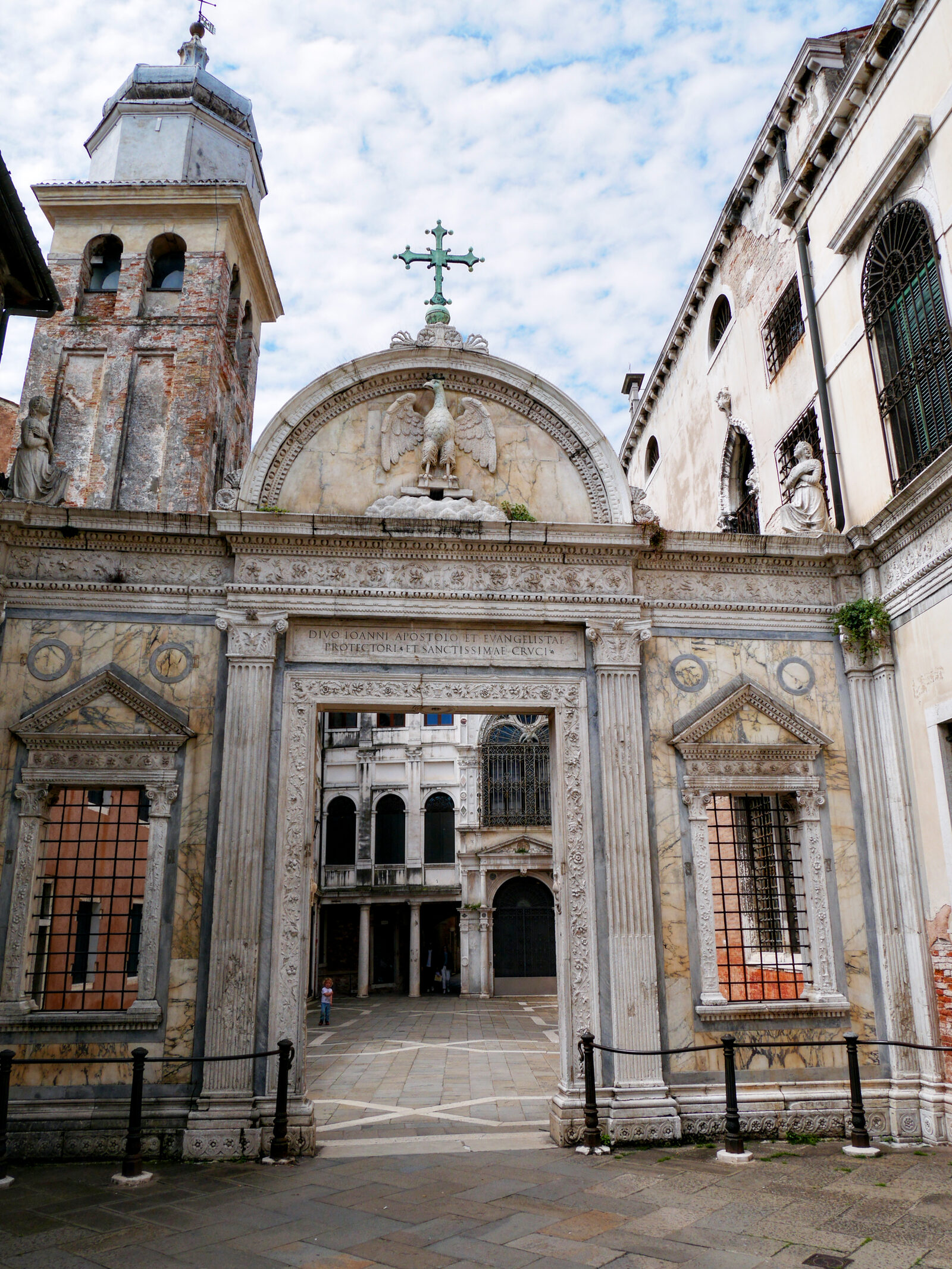 Scuola Grande San Giovanni : Volvamos sobre nuestros pasos empezando por el exterior, junto al portal de mármol de Pietro Lombardo. El águila es el símbolo de Juan el Evangelista.