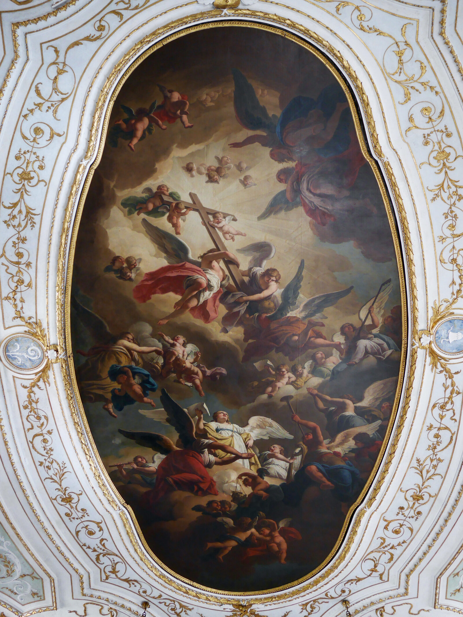 Scuola Grande San Giovanni : En el techo, estucos dorados rodean el lienzo central: 'El triunfo de la Cruz' de Francesco Maggiotto