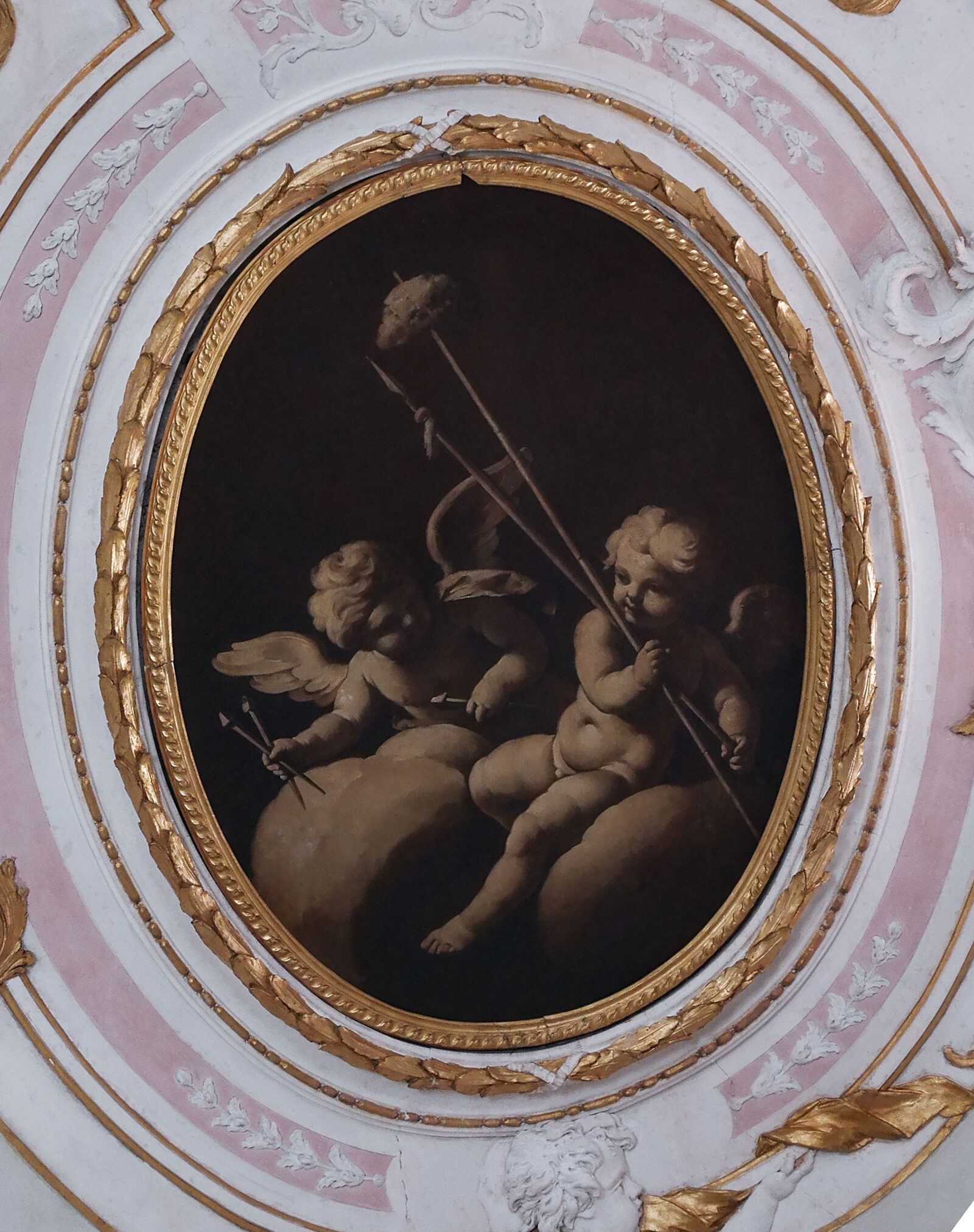 Scuola Grande San Giovanni : Pinturas monocromas con querubines adornan los cuatro medallones en las esquinas del techo