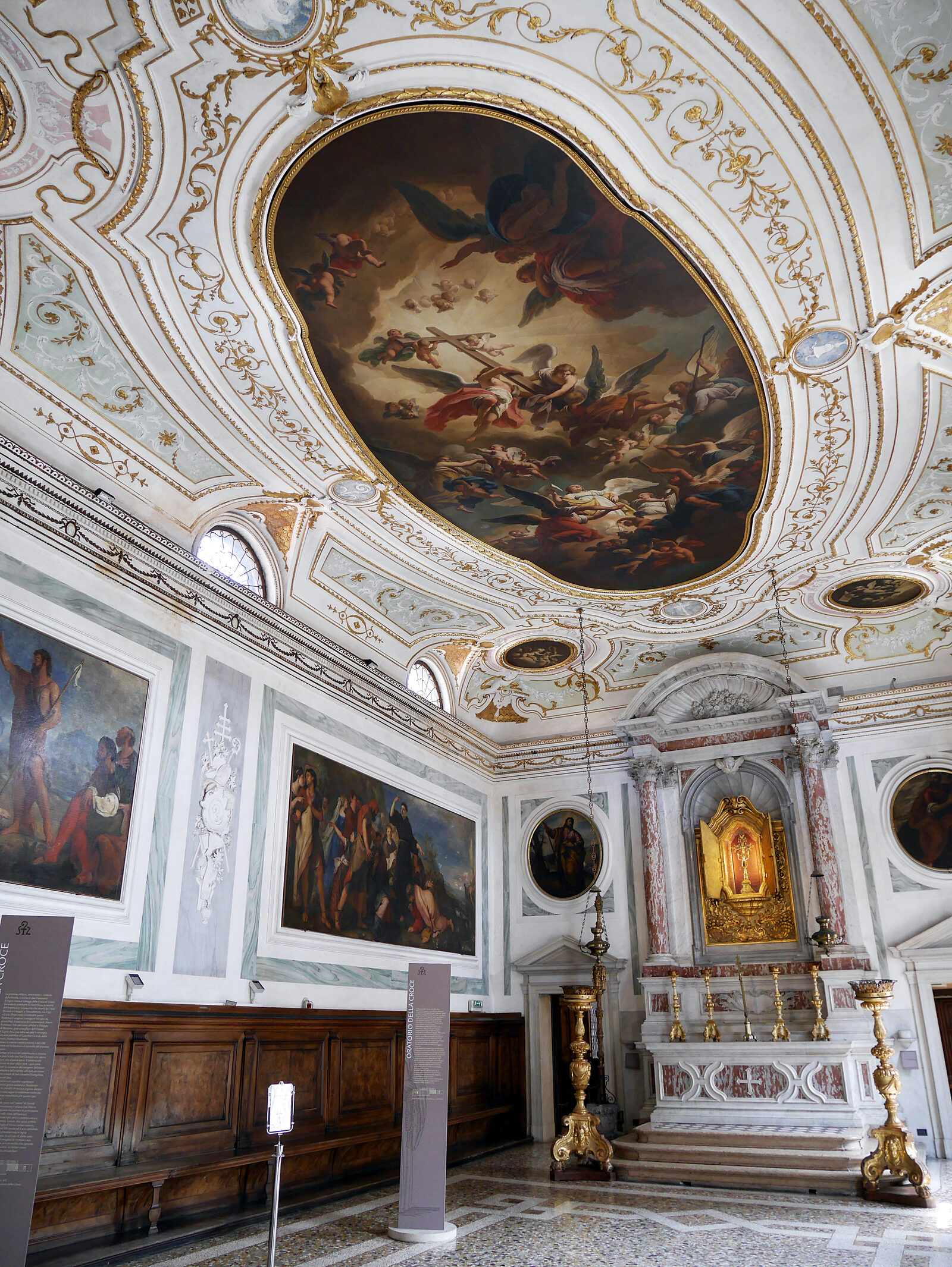 Scuola Grande San Giovanni : En el otro extremo de la Sala Capitular se accede a otra estancia importante: el Oratorio de la Cruz, que alberga la posesión más preciada de la Scuola.