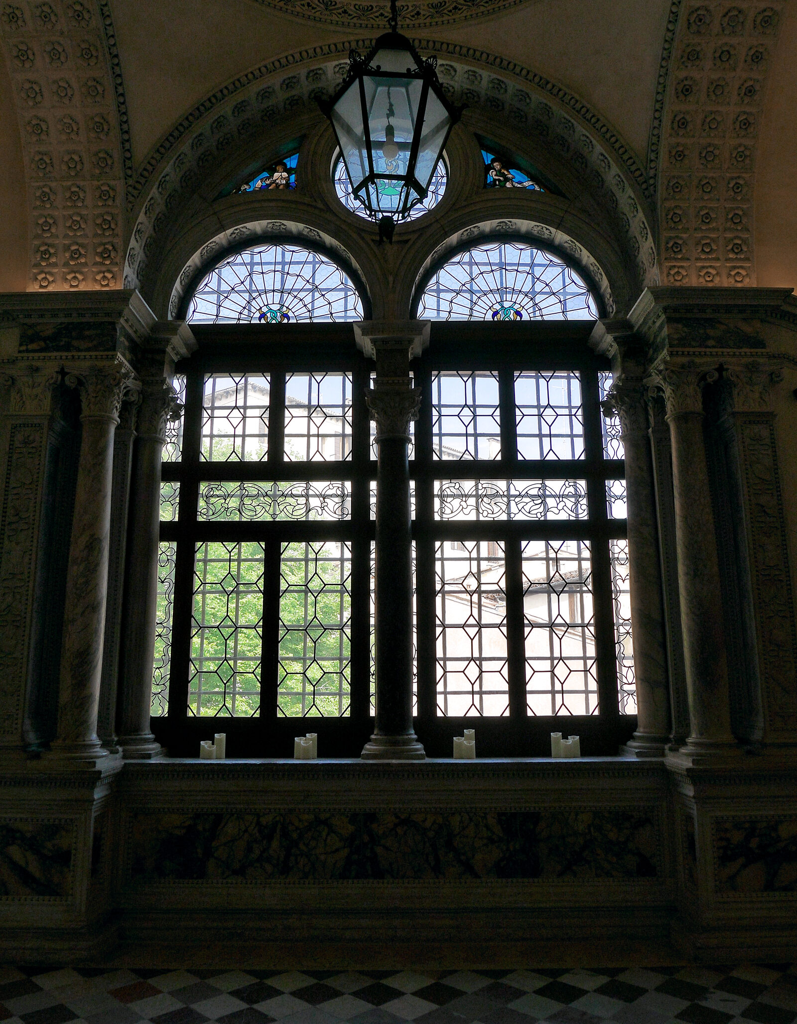 Scuola Grande San Giovanni : En lo alto de la escalera se ve un ejemplo de bífora: una ventana cuya abertura se divide verticalmente en dos partes mediante una pequeña columna, con un arco sobre cada vano, un estilo que Mauro Codussi ayudó a introducir en Venecia desde la Toscana
