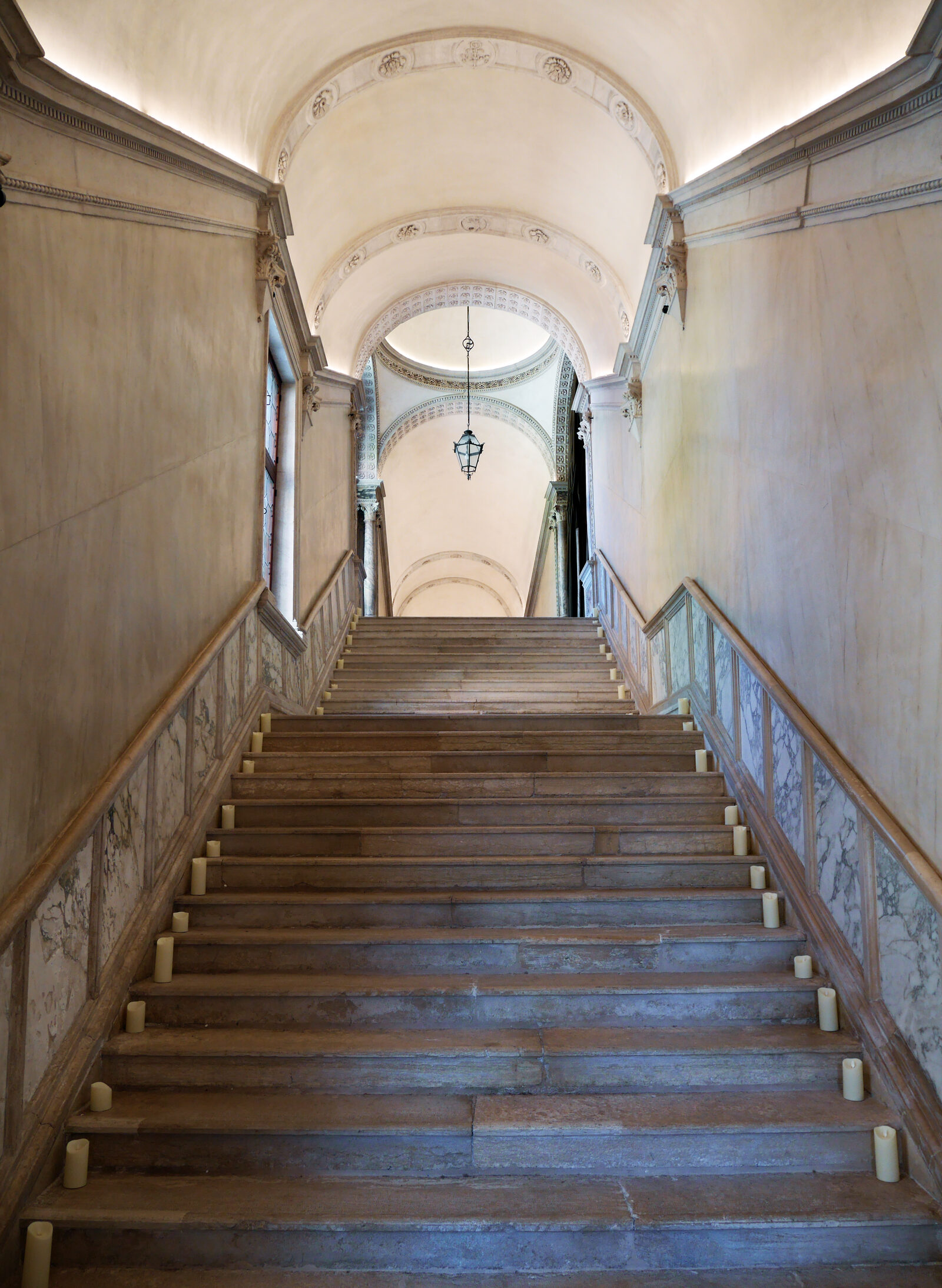 Scuola Grande San Giovanni : Ahora toca subir la escalera, diseñada en 1498 por Mauro Codussi, autor también en Venecia de la fachada superior de San Zaccaria