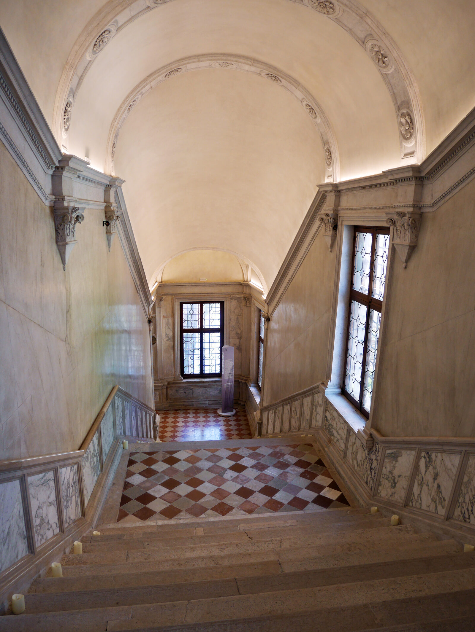 Scuola Grande San Giovanni : Si, al mirar atrás desde lo alto de la escalera, te parece que no es tan ancha como se veía desde abajo, es porque la parte superior mide unos 70 cm más que la base