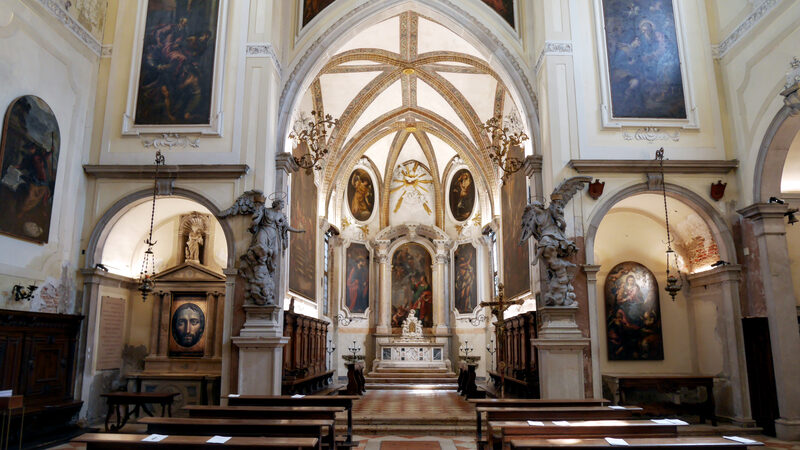 Scuola Grande San Giovanni : En el interior, la iglesia impresiona por su belleza serena y su colección de obras de arte
