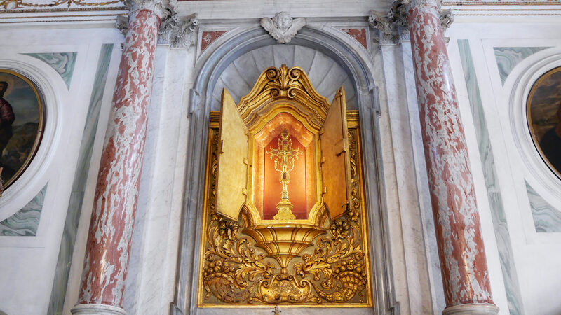 Scuola Grande San Giovanni : El relicario de cristal de roca y plata dorada contiene, en su parte superior, dos fragmentos de la Cruz en la que murió Jesús