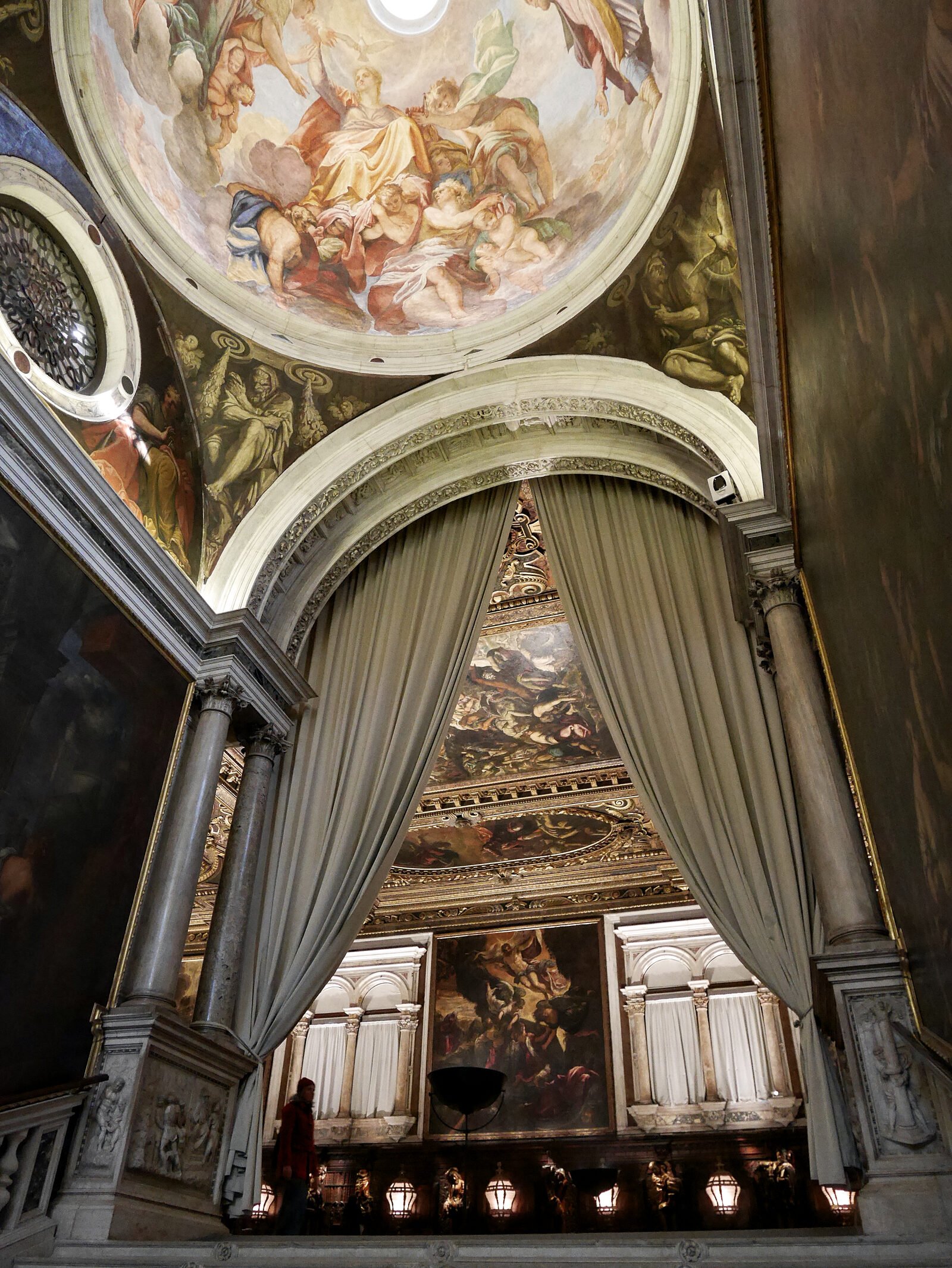 Scuola Grande San Rocco : The first glimpse of the spectacular Sala Capitulare as you ascend the grand staircase
