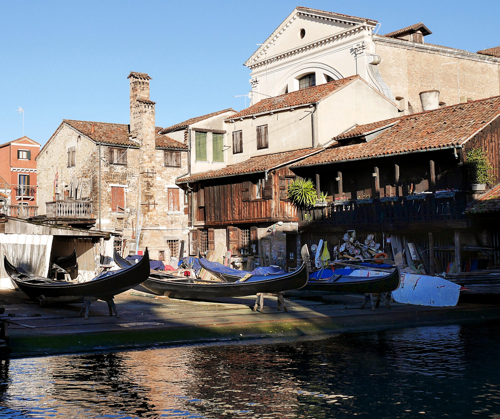 Squero di San Trovaso : The workshop and living quarters, resembling an alpine chalet, are quite unusual for Venice
