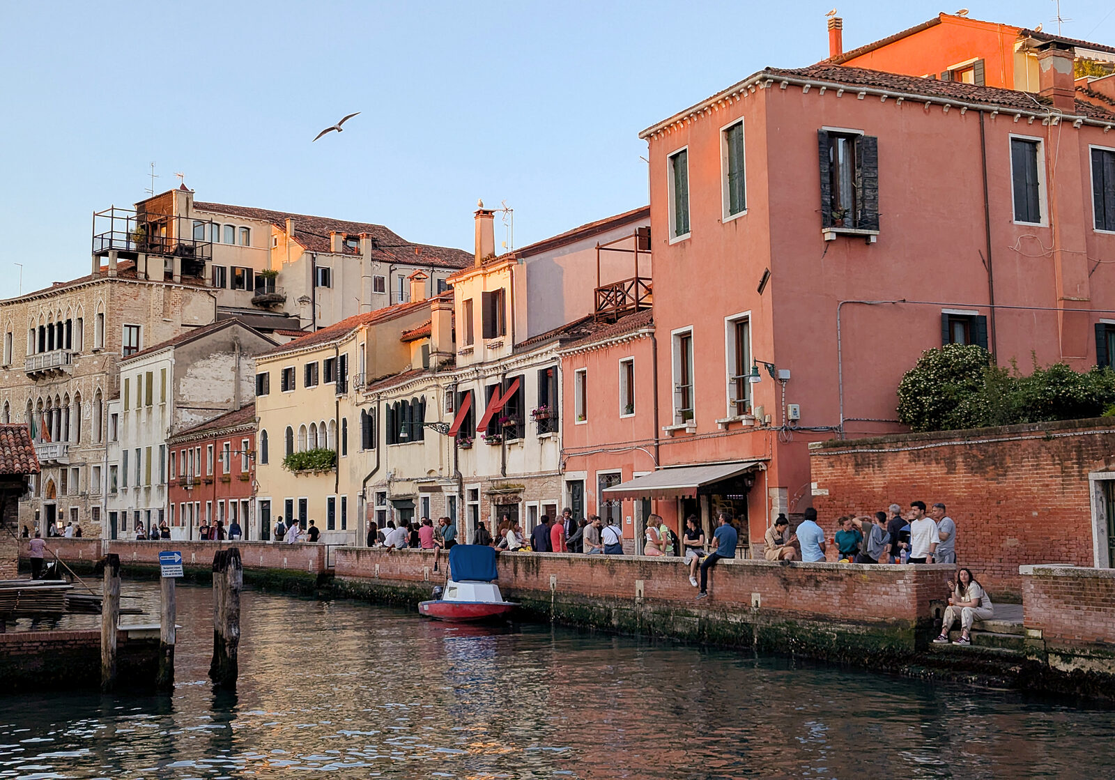 Squero di San Trovaso : Just across from the boatyard, the area comes alive in the evening with people enjoying aperitivi and cicchetti