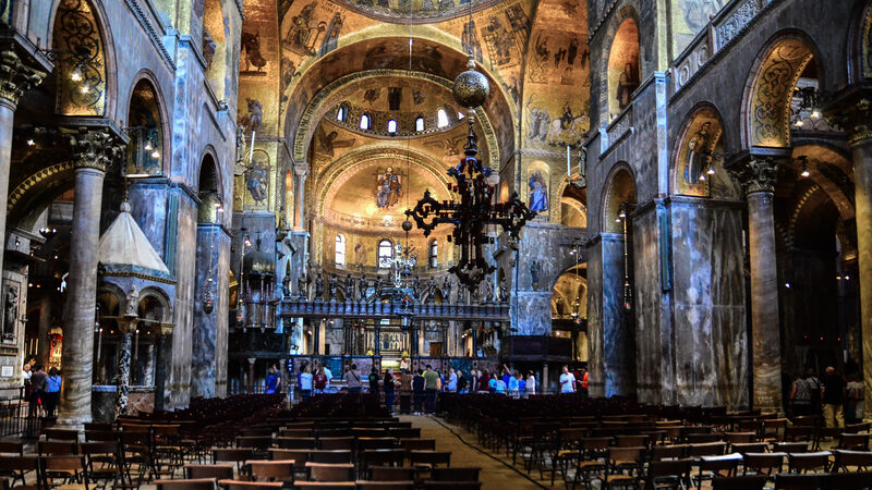 Basílica de São Marcos : O interior é dividido em uma parte inferior terrestre e uma parte superior celestial, conforme as regras da arquitetura religiosa bizantina.