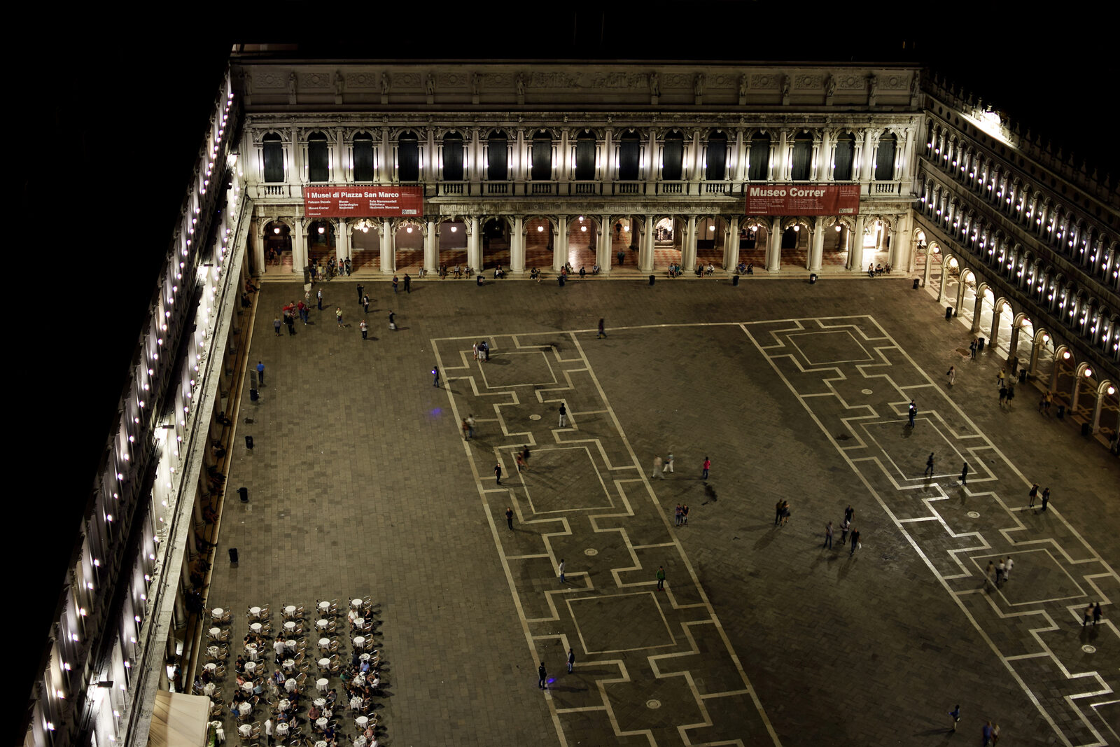 Piazza San Marco : After dark, it appears as if there's nothing behind the buildings that delimit the square