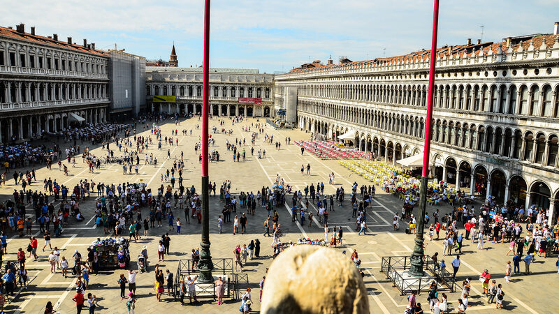 Praça de São Marcos : No lado oeste, Napoleão remodelou a praça e construiu um palácio real, hoje sede do Museu Correr