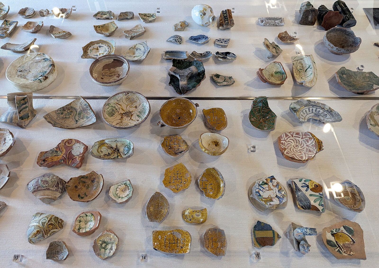 Torcello : The pottery fragments on display are mostly Renaissance graffito ware, featuring a variety of decorative motifs, along with a few examples of maiolica