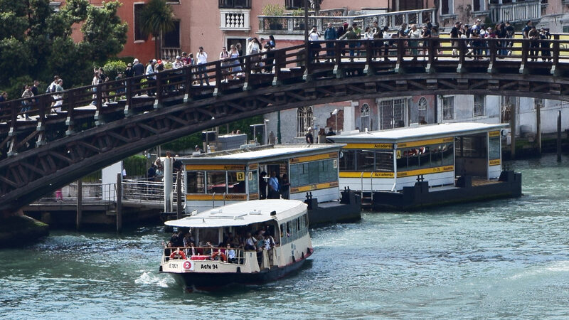 Vaporetto : A linha 2 do vaporetto se aproxima da parada flutuante Accademia