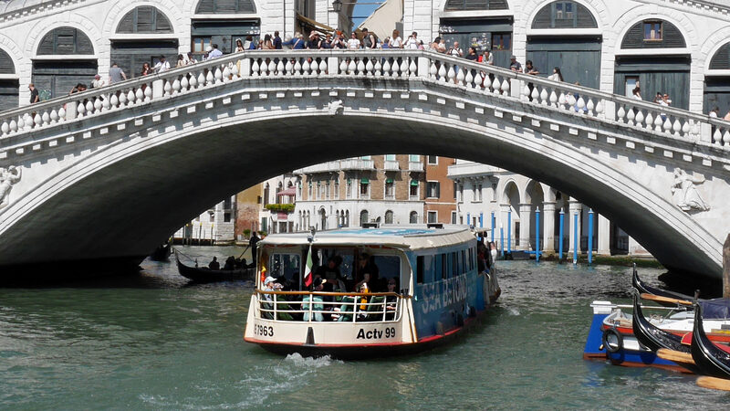Vaporetto : Vaporetto line 1 passing under Rialto-Brücke