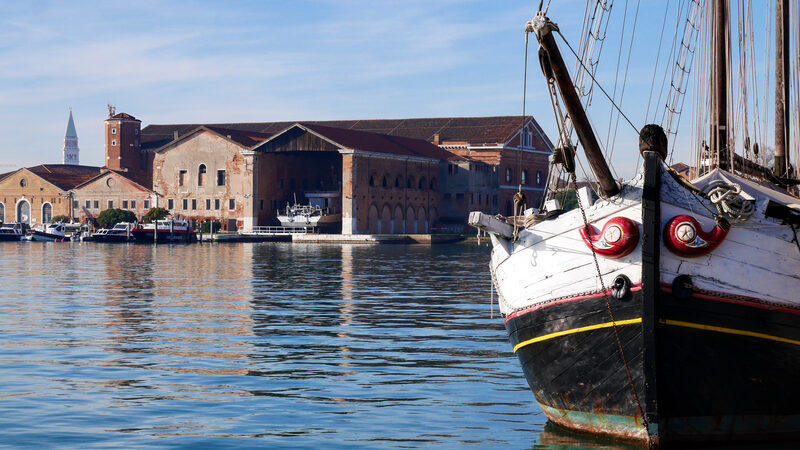 Arsenale di Venezia : Darsena Grande con Campanile di San Marco sullo sfondo