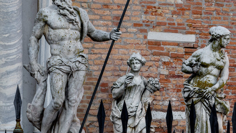 Arsenal de Veneza : Estátuas ao lado da entrada principal