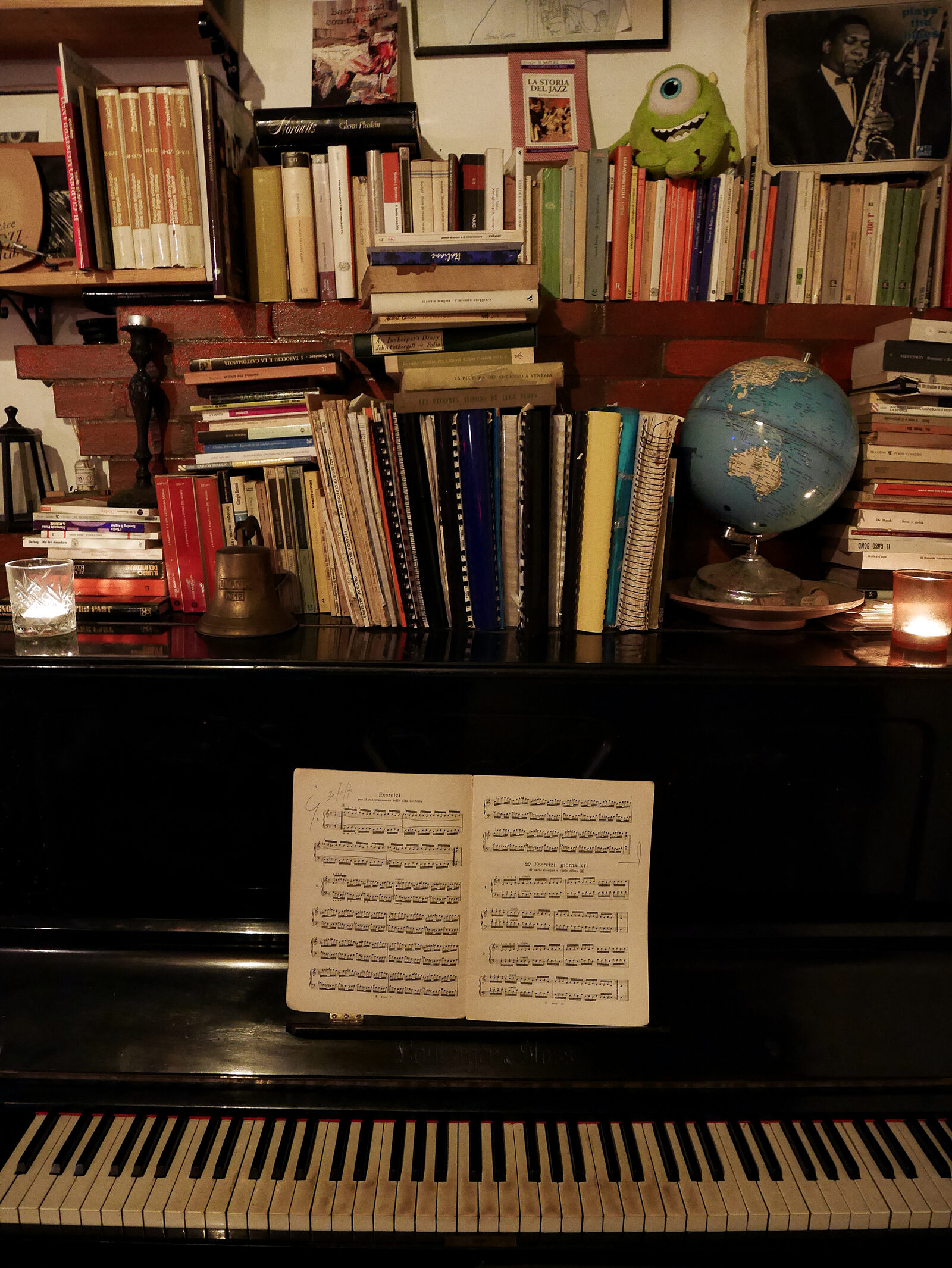 Venice Jazz Club : Even during the break in the middle of the show, there’s always something captivating to catch your eye
