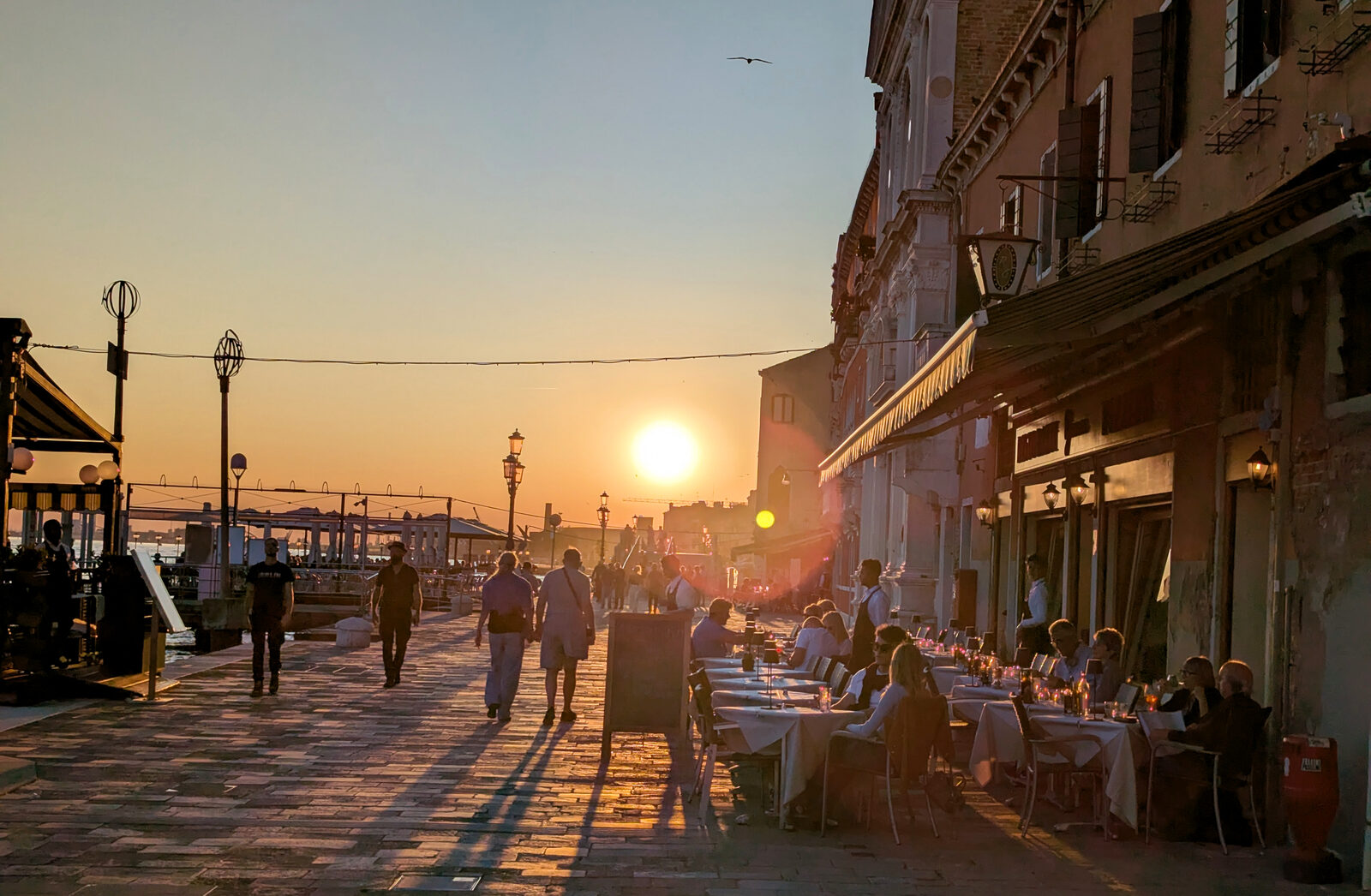 Zattere : A wide range of spots cater to all tastes, made even more inviting by the warm light of the evening sun