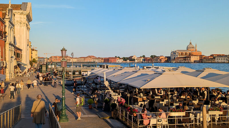 Zattere : Com o pôr do sol, os restaurantes à beira do passeio se enchem de moradores e visitantes aproveitando a vista.
